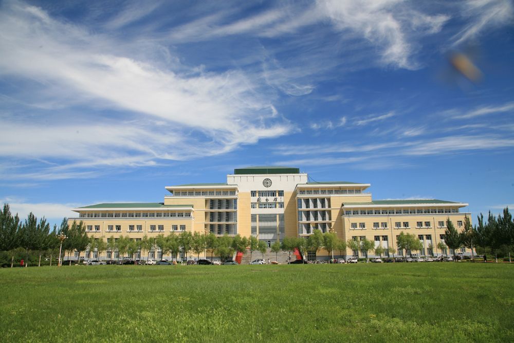 哈尔滨医科大学校园总面积3540亩(其中大庆校区1710亩);学校下设18个